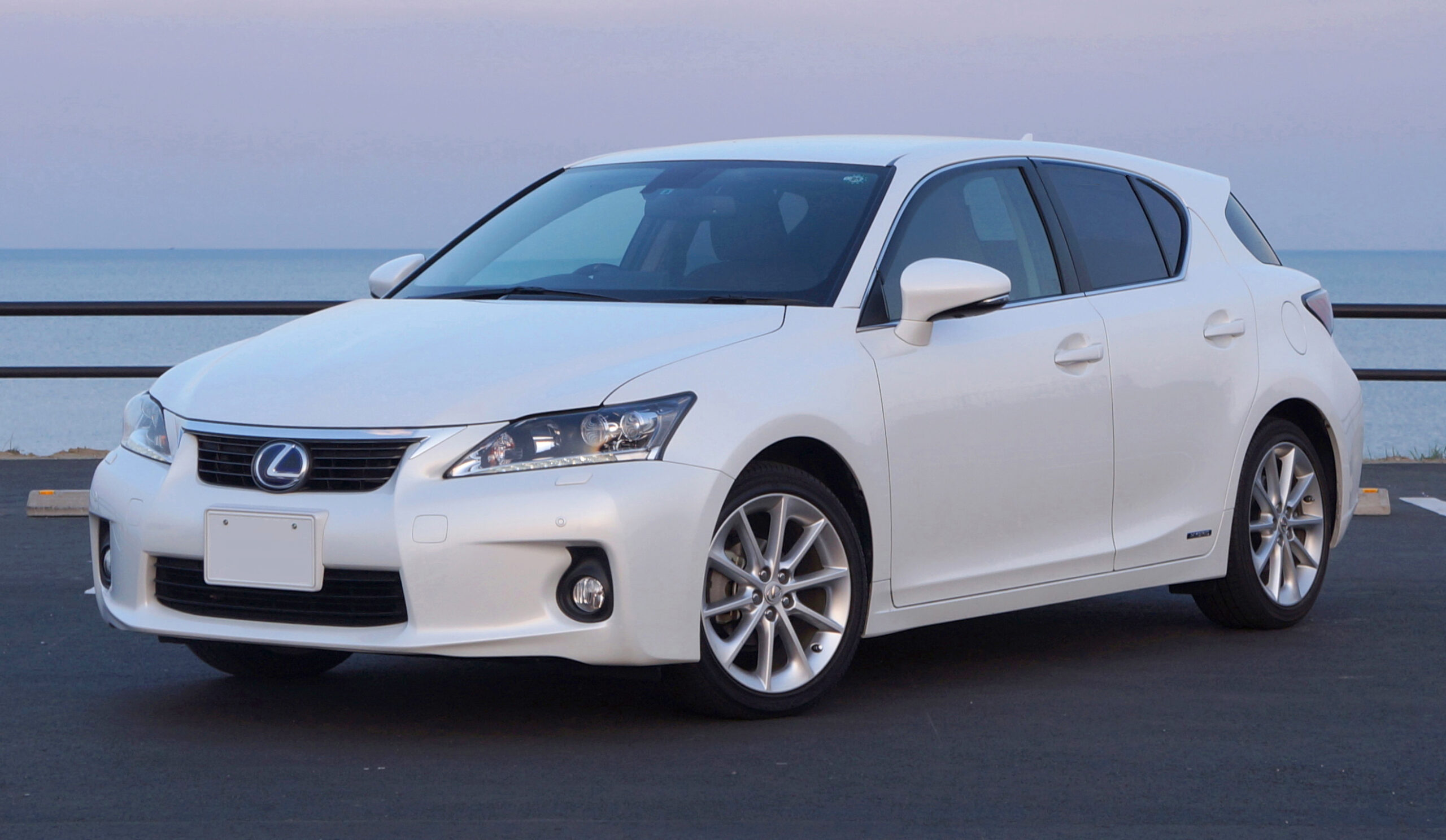 Long awaited new Lexus CT 200h, will be available in early 2011